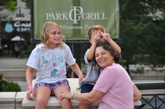 Tia Clari com os netos Larissa e André, no parque Millenium, em Chicago, Illinois, nos Estados Unidos